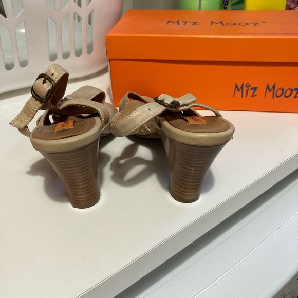 Very cute Miz Mooz sandales. Leather with low heels. Very good use condition. - Picture 3 of 3